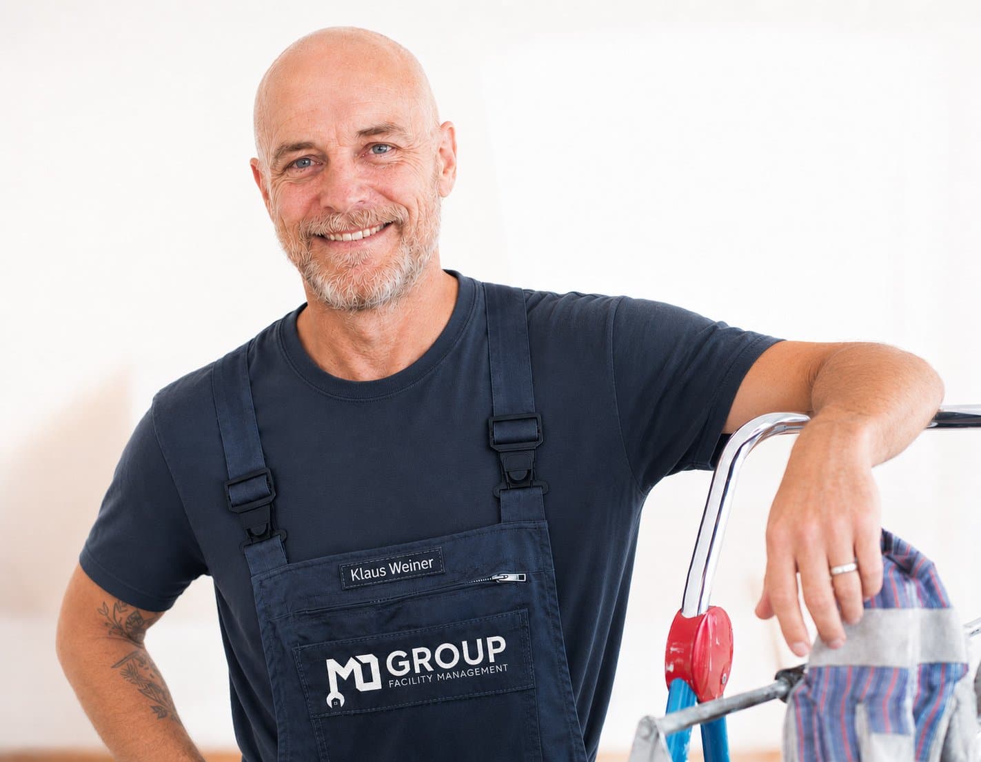 Hausmeister von MOGROUP mit Werkzeugwagen